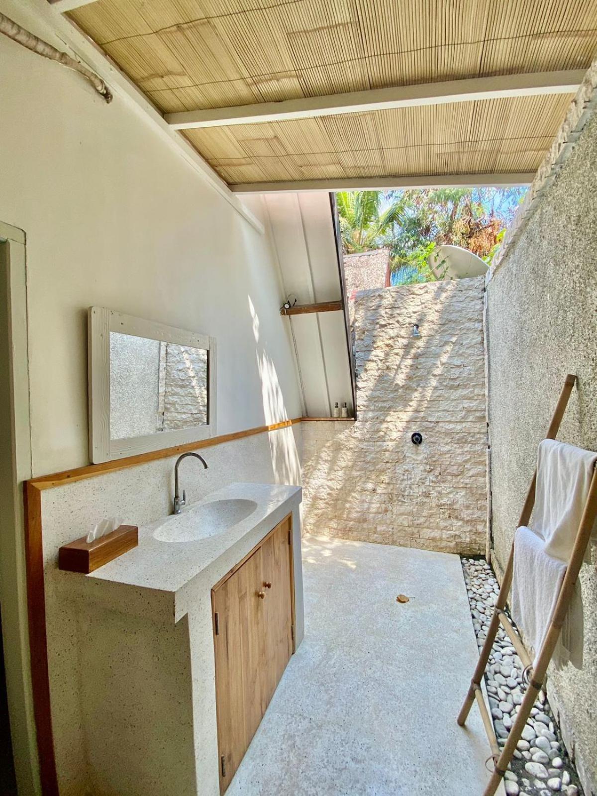 A Pousada Lucky'S Gili Air Exterior foto